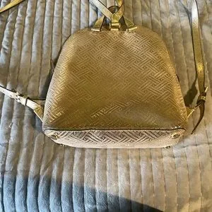 【新品】MICHAEL KORS ADELE ラージ バックパック ゴールド✨ 新品】MICHAEL KORS ADELE ラージ バックパック ゴールド✨